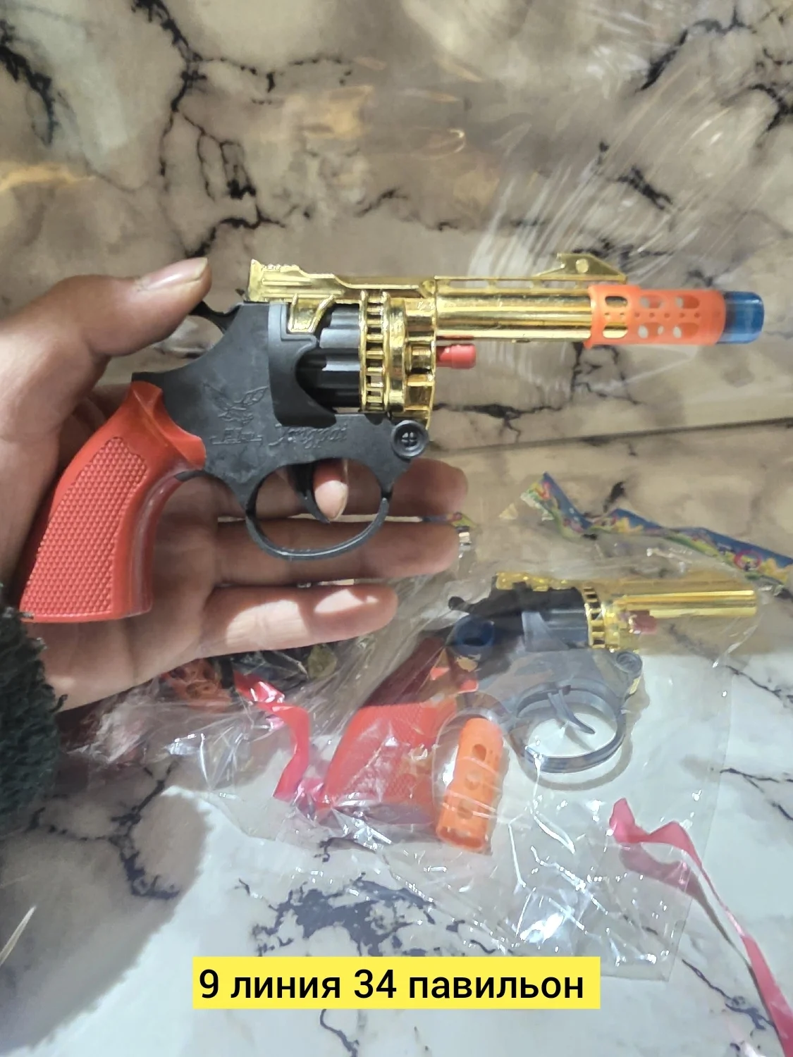 Игрушка, пластик разные цвета пистолет Цена штучно: 50руб Цена оптом: 40руб упак. 5шт=200р