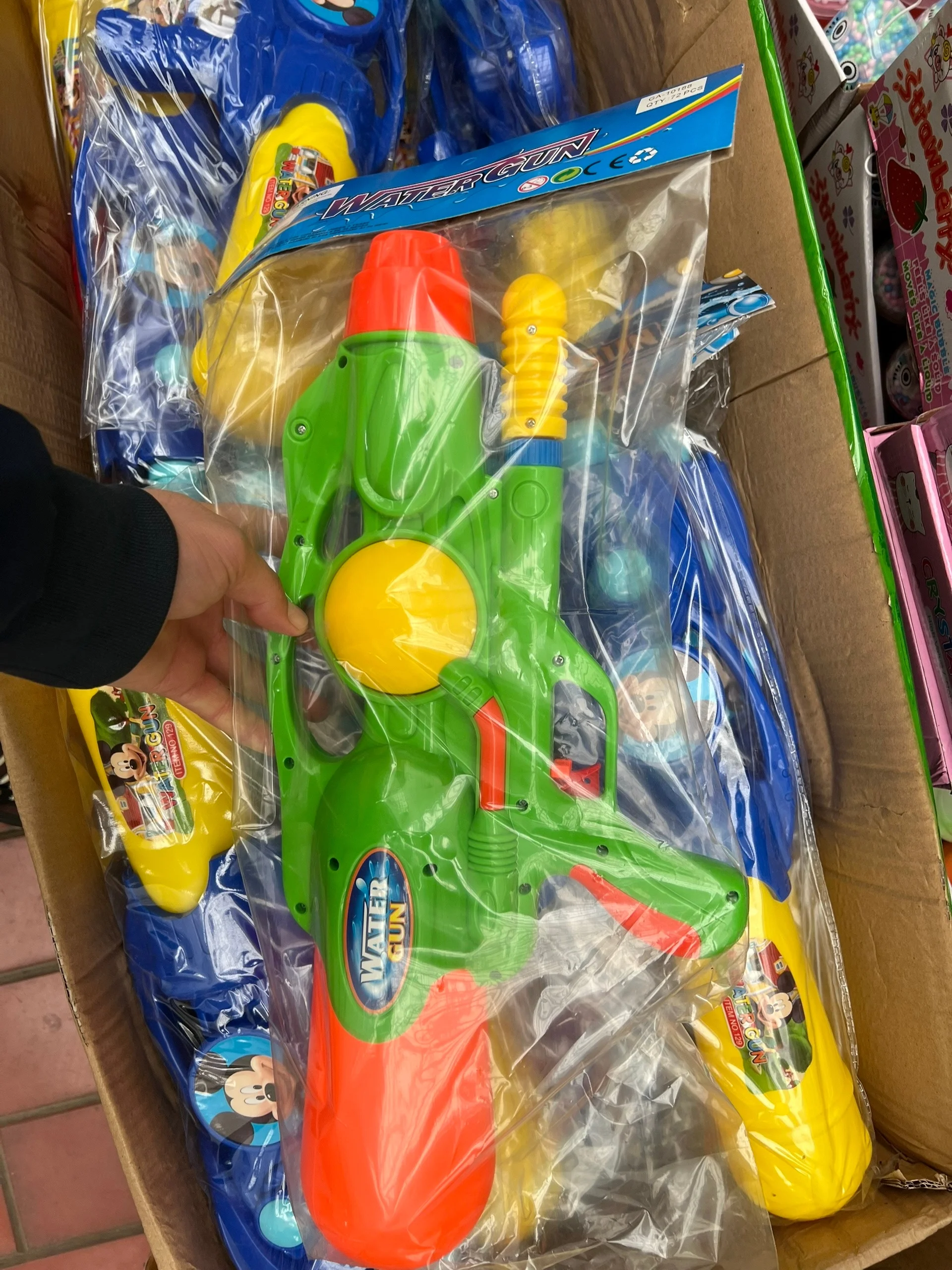 Цена 500 руб В наличии водный пистолет с насосам Размер 50 см Место 9-37