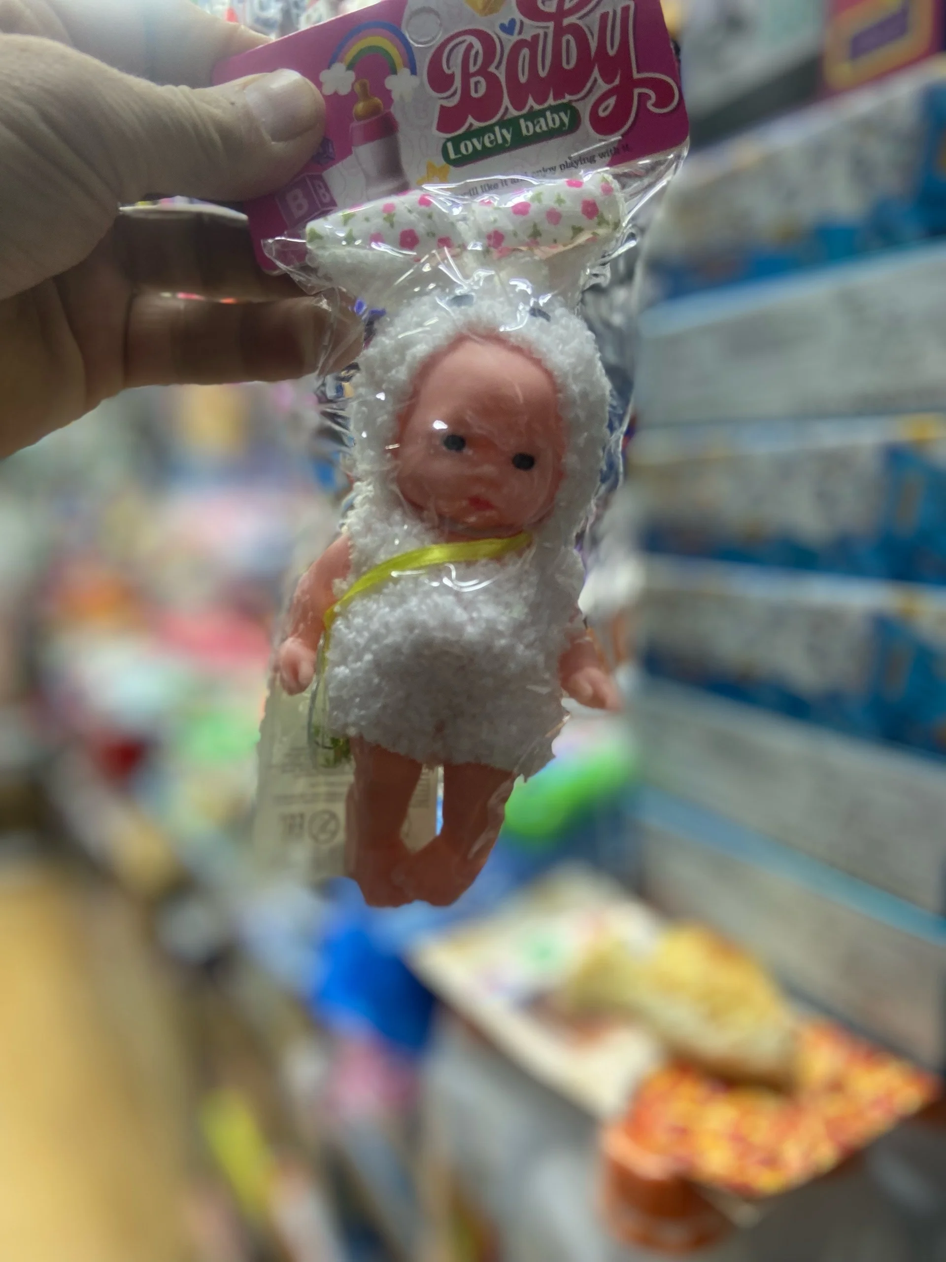 Резиновые пупсики в разные одеждах в пакетиках. Размер 19 10 4 см . Цена