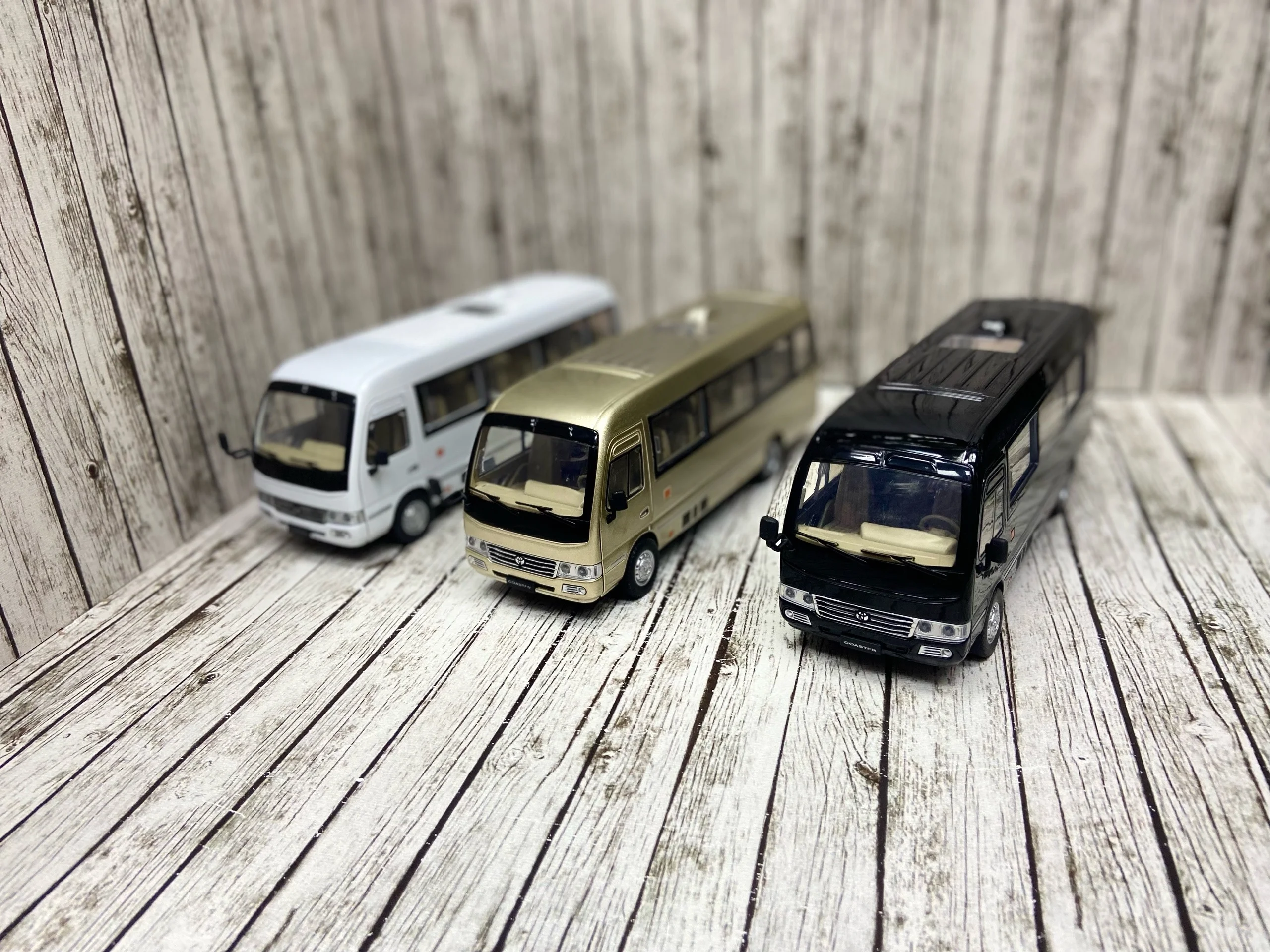 Металлические автобусы в 3 расцветках. Цена 1000 . Цена 3 900=2700 . Масштаб 1:24