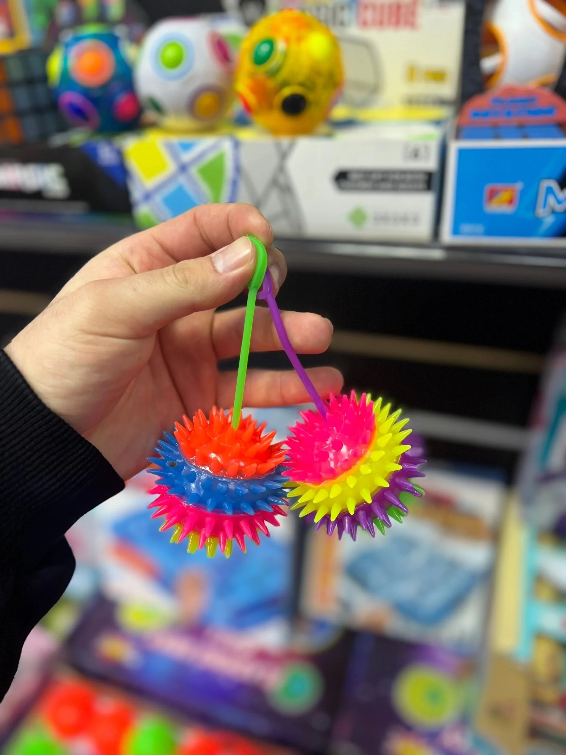 Мячики светящие с шипами Цена 50 рублей Светятся Издает звуки На веревке