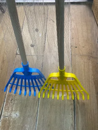 Детские пластиковые грабли веерные для игры в песочнице. Цена 200 . Игрушка предназначена