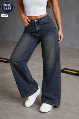 Те самые wide-leg джинсы в глубоком винтажном цвете. Идеальная высокая посадка, которая кр